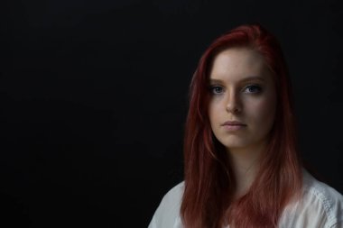 Kameraya bakan güzel genç bir kadının sade portresi. Yatay olarak. 