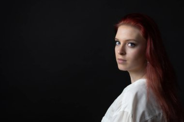 Güzel genç bir kadının sade portresi kameraya geri dönüyor. Yatay olarak. 