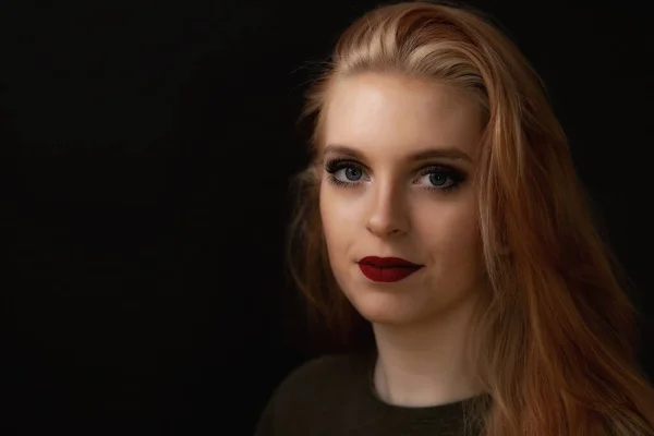 Низкий Ключевой Портрет Улыбающейся Рыжей Молодой Женщины Горизонтально — стоковое фото