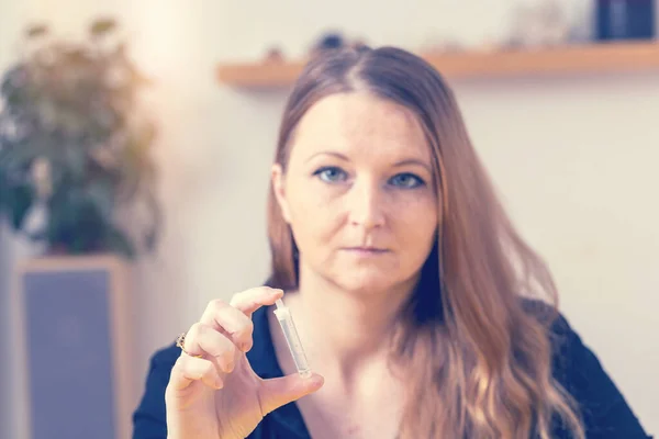 Kadın Kendi Kendini Test Etme Seti Solüsyonuyla Test Tüpü Gösteriyor — Stok fotoğraf