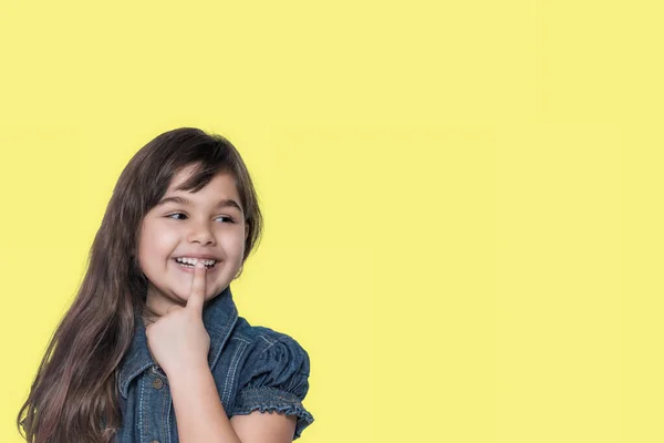 Sonriendo Linda Niña Bronceada Está Fondo Amarillo Listo Para Texto — Foto de Stock