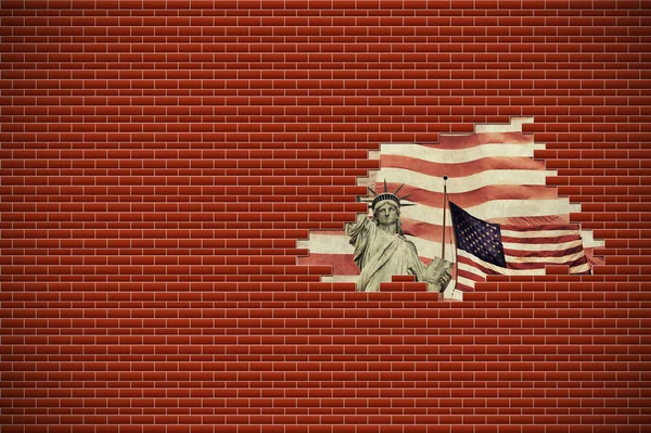 Estatua Libertad Bandera Americana Agujero Una Pared Ladrillo Concepto Libertad — Foto de Stock