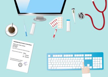 Aksesuarlı bir sağlık masasının üst görüntüsü. Parmak bilgisayar klavyesine dokunuyor.