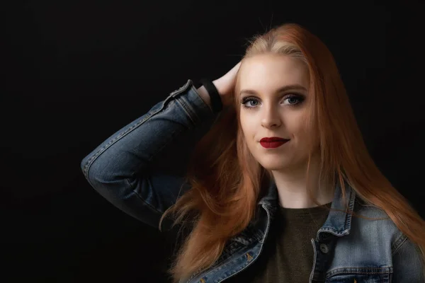 Retrato Bajo Una Joven Atractiva Sonriente Horizontalmente — Foto de Stock