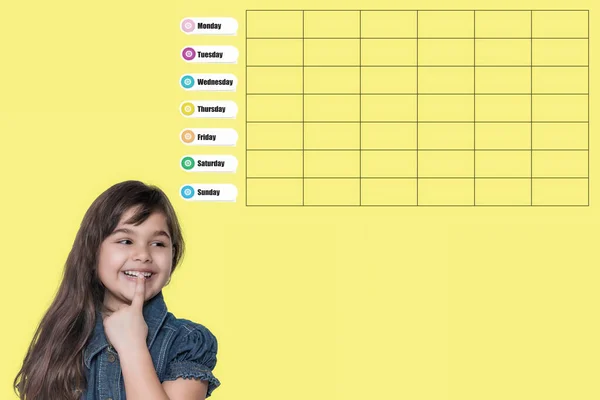 Uśmiechnięta Słodka Opalona Dziewczynka Patrzy Pustą Planer Tygodniowy Poniedziałek Zaczyna — Zdjęcie stockowe