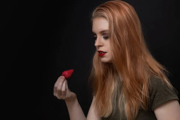 Baixo Retrato Chave Bela Mulher Jovem Cabelo Longo Posando Com — Fotografia de Stock