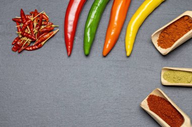 Masanın üzerinde değişik taze, kurumuş ve biber çeşitlerinin üst görüntüsü var. Yatay olarak. 