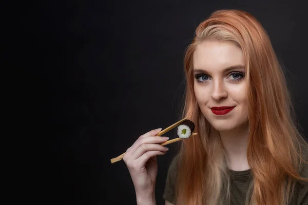 Porträt Einer Attraktiven Jungen Frau Mit Langen Haaren Die Sushi — Stockfoto