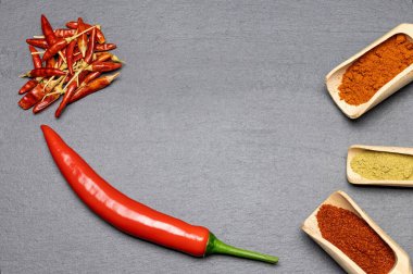 Masanın üstünde taze, kurumuş ve acı biber var. Yatay olarak. 