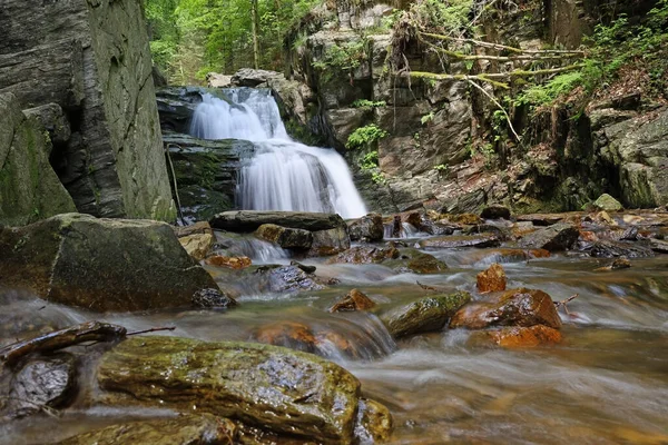 Vackert Vattenfall Mitt Skogen Silkeslen Effekt Rinnande Vatten — Stockfoto