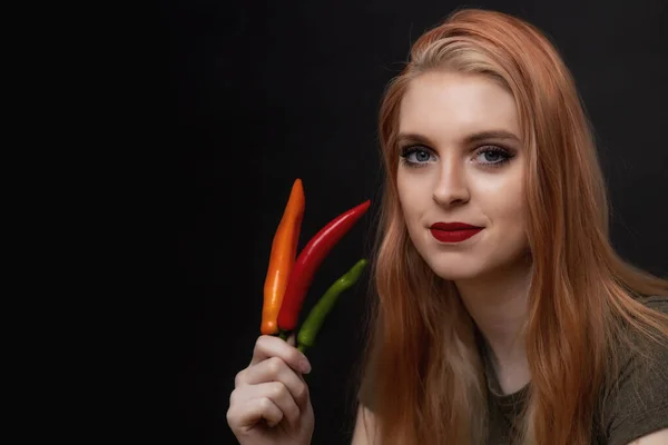 Atractiva Joven Con Labios Rojos Posa Con Chiles Multicolores — Foto de Stock