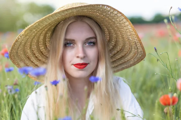 Vorderseite Porträt Von Lächelnden Attraktiven Langen Haaren Junge Frau Posiert — Stockfoto