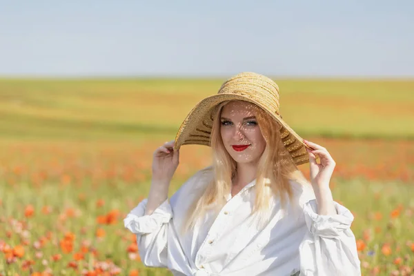 Die Attraktive Junge Frau Steht Auf Einem Feld Aus Roten — Stockfoto