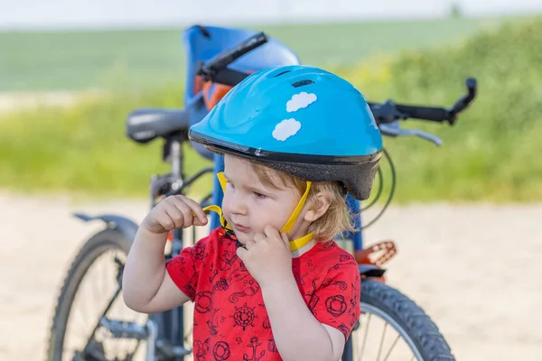 Niño Ajusta Casco Azul Bicicleta Seguridad Eliminan Todas Las Marcas —  Fotos de Stock