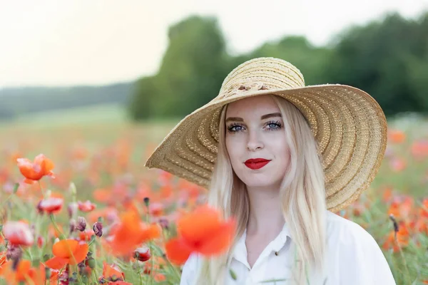 Porträt Einer Blonden Jungen Frau Mit Strohhut Die Rotem Mohn — Stockfoto
