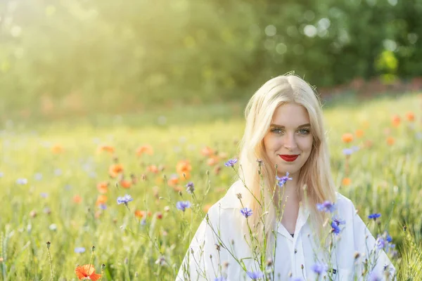 Blonde Junge Frau Posiert Auf Sommerblumenwiese Horizontal — Stockfoto