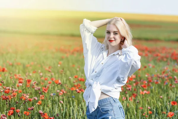 Attraktive Junge Mädchen Posieren Auf Einem Feld Mit Roten Mohnblumen — Stockfoto