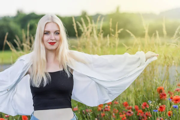 Lächelndes Attraktives Junges Mädchen Weißem Hemd Posiert Auf Einem Feld — Stockfoto