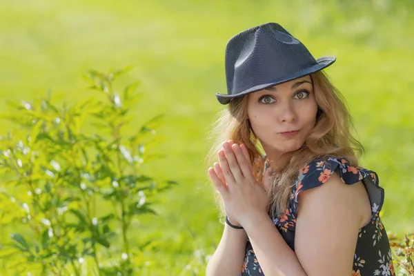 Das Junge Mädchen Mit Hut Macht Sommertagen Eine Fratze Die — Stockfoto