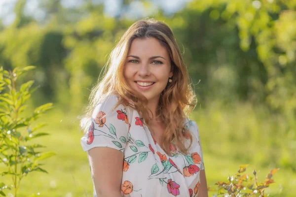 Porträt Einer Lachenden Schönen Jungen Frau Die Draußen Posiert Horizontal — Stockfoto