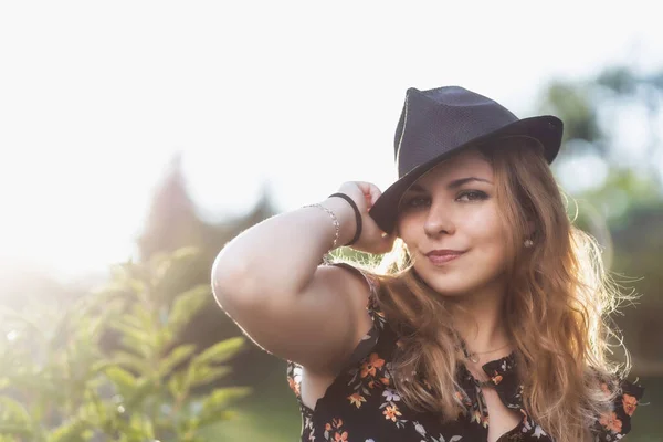 Attraktives Junges Mädchen Mit Schwarzem Hut Posiert Freien Und Blickt — Stockfoto