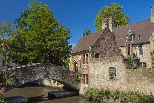 The famous old stone bridge in Bruges — Stock Photo, Image