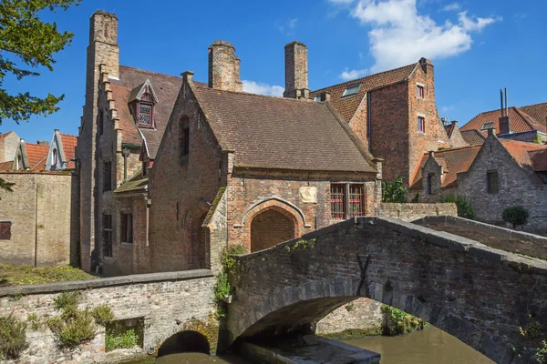 The famous old stone bridge in Bruges — Stock Photo, Image