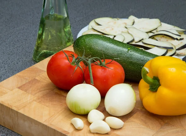 Légumes sur une assiette en bois — Photo