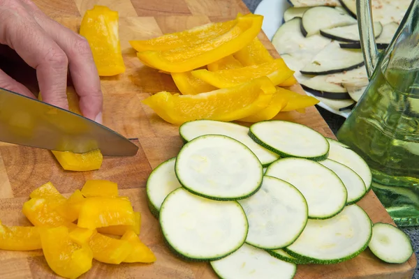 Slicing the yellow pepper — Stock Photo, Image