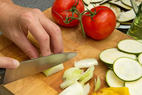 Slicing the onion — Stock Photo, Image