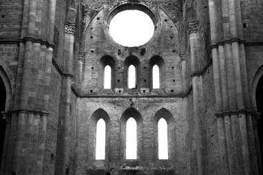 siyah-beyaz kilise kalıntıları