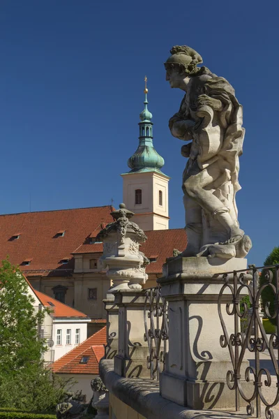 Barokní staues a slavný kostel v Praze — Stock fotografie