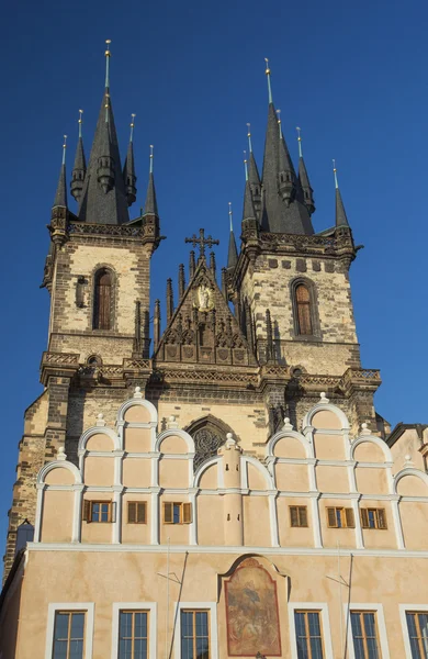 Kostel Panny Marie před Týn v západu slunce odstíny nejsvětlejších. Praha. — Stock fotografie