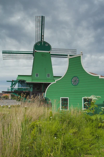 Perinteinen hollantilainen tuulimylly Zaanse Schansissa (Alankomaat ). — kuvapankkivalokuva