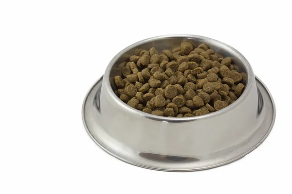 Сухой корм для собак в металлической миске — стоковое фото