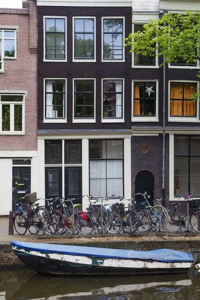 Casas holandesas tradicionais ao longo do canal. (Amsterdão ) — Fotografia de Stock