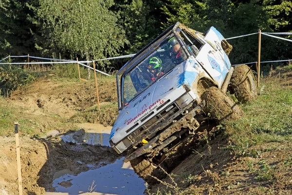 水の障害物を越えるオフロード車オフ — ストック写真