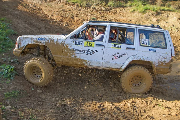 Dynamische shot van de witte uit wegauto — Stockfoto