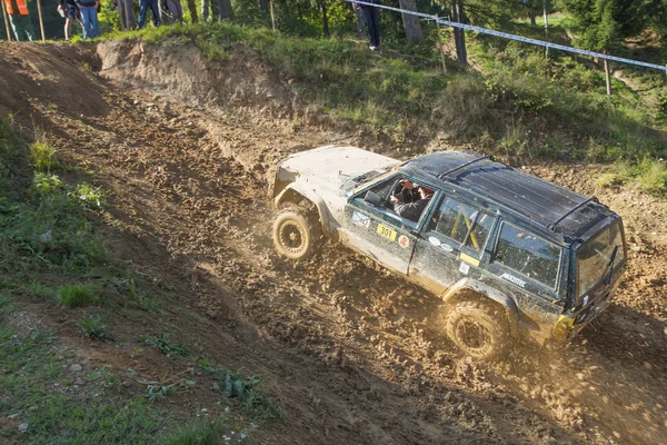 Grande escuro fora de estrada carro está batendo uma colina — Fotografia de Stock