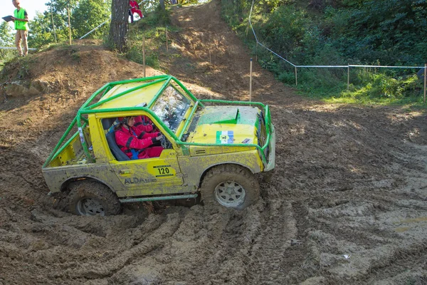 Amarillo coche todoterreno en el terreno de barro — Foto de Stock