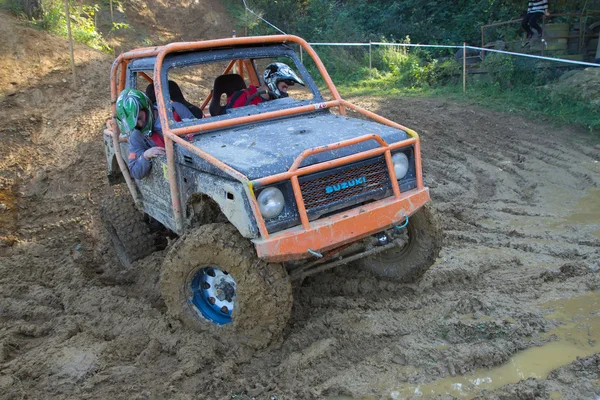 Kleine Off-Road in de modder terrein — Stockfoto