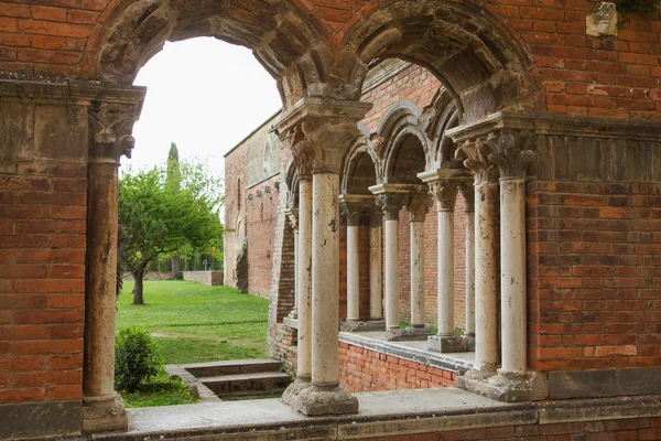Closeup view of the ruins of the brick church — Stock Photo, Image