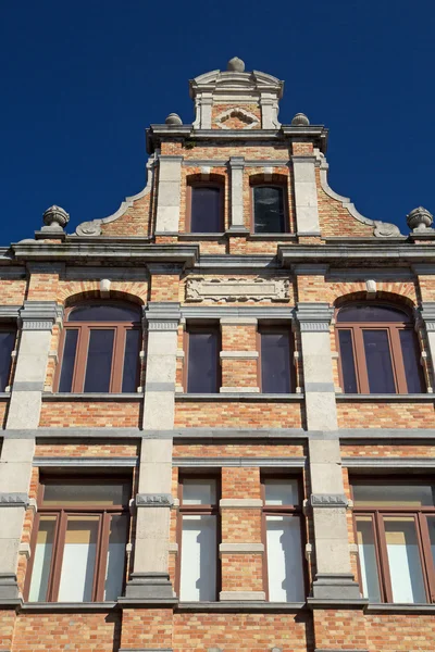 Techo a dos aguas de la casa histórica de ladrillo (Brujas, Bélgica) ) — Foto de Stock