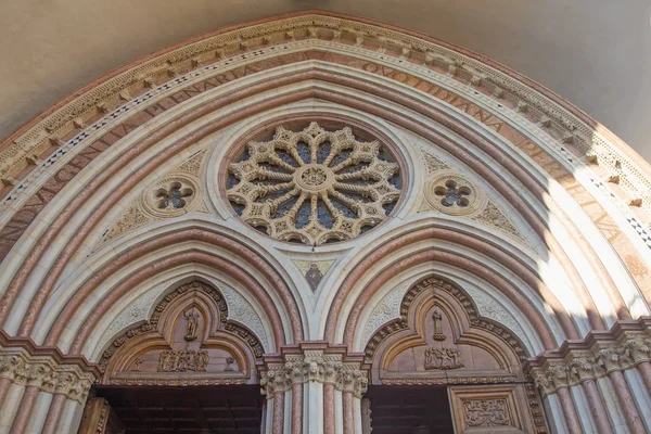 Il portale d'ingresso della Basilica Papale di San Francesco d'Assisi — Foto Stock