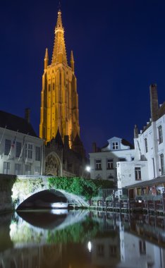 Katelijnestraat kanal ve kilise Our Lady, hemen hemen (Bruges)