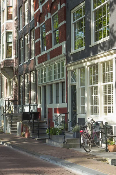 Sunny street i Amsterdam — Stockfoto