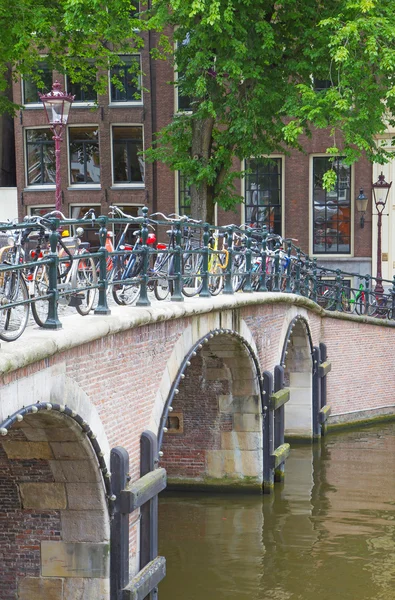 Ponte sobre canal com bicicletas em Amsterdã — Fotografia de Stock