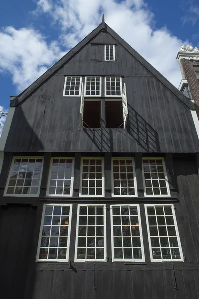 A velha casa de madeira holandesa — Fotografia de Stock
