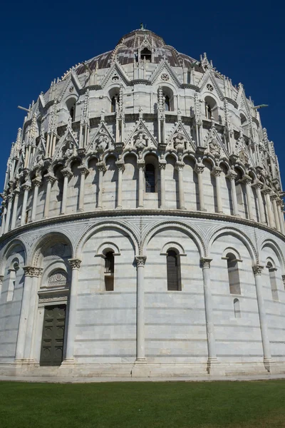 O Batistério em Pisa (Toscana, Itália ) — Fotografia de Stock