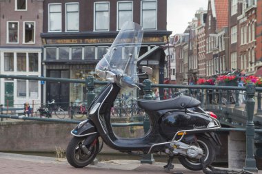 Siyah Vespa Scooter Amsterdam'da park ediyor